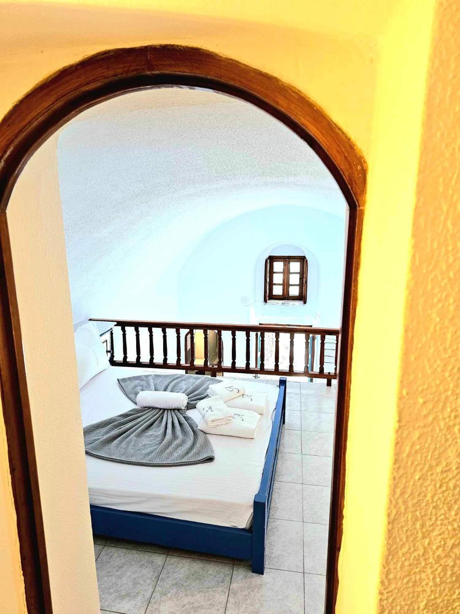 Amphitheater Cave Houses Fira  Exterior foto